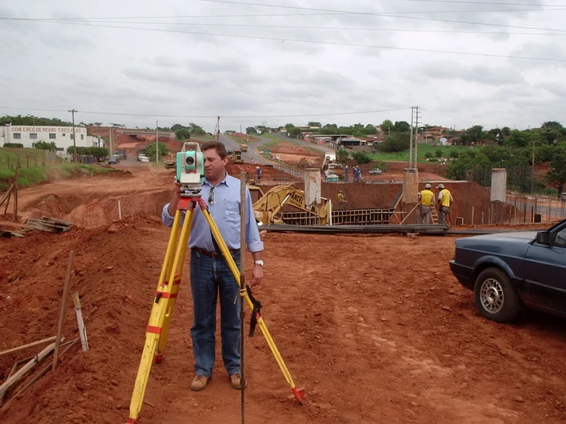 Levantamento topográfico planialtimétrico georreferenciado